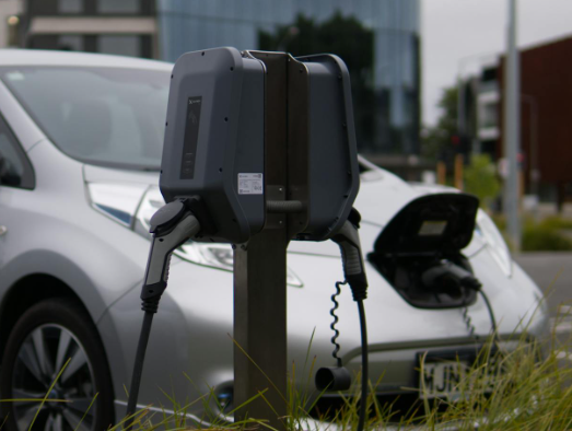 Elektromobilių įkrovimo stotelės: ką svarbu žinoti vairuotojams ir verslui